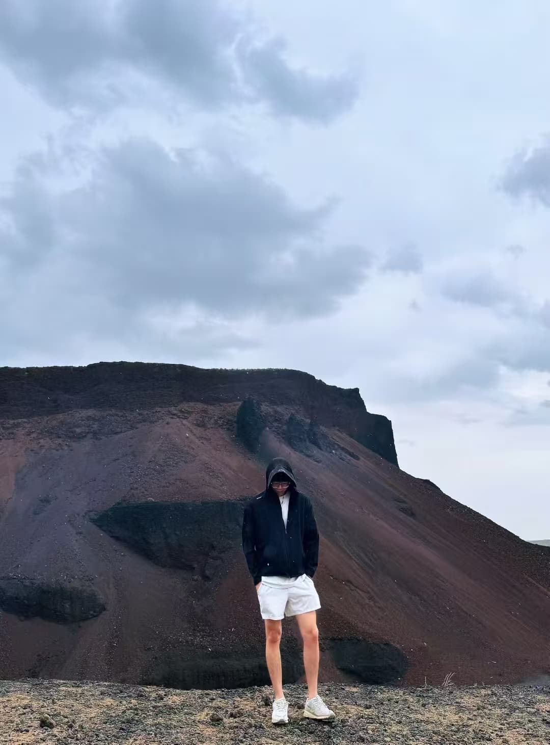 在内蒙古火山旁拍照